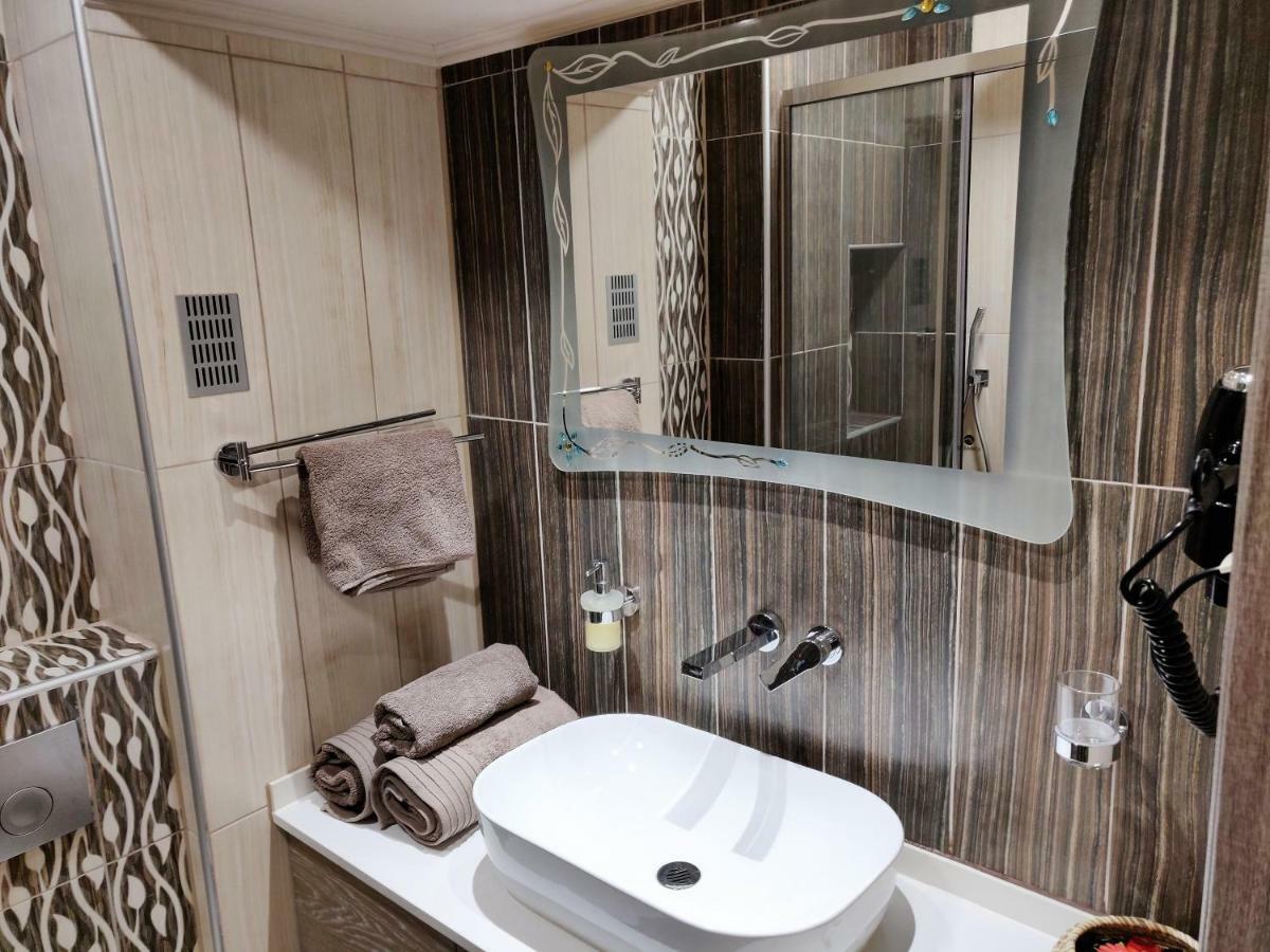 Agias Sofias Street Luxurious * Салоники